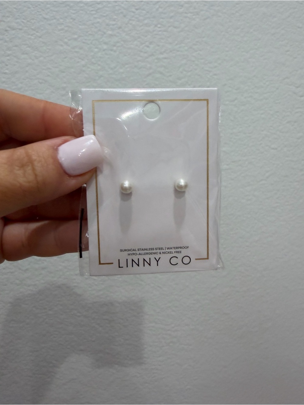 NEW Linny Co Screwback Stud Earrings - Payton Pearl White 5mm - Picture 3 of 4